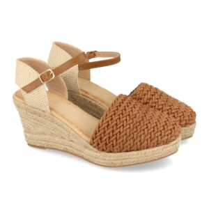 Sandalia con Cuña de Yute y Hebilla en Camel