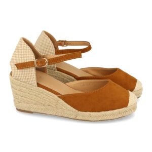 Sandalia de Cuña con Pala Cerrada y Hebilla en Camel