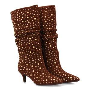 Bota con tacón y tachuelas brillante en Marrón