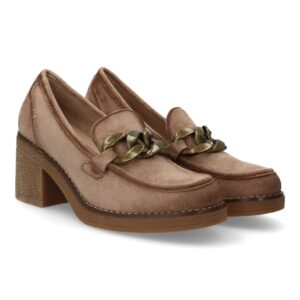 Mocasín con tacón y cadena decorativa en Beige
