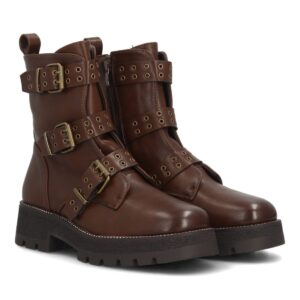 Bota militar con hebillas y tachuelas decorativas en