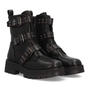 Bota militar con hebillas y tachuelas decorativas