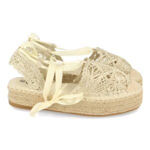 Sandalia Plana con Yute y Cordones en Beige