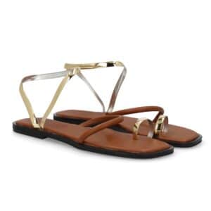 Sandalia plana moderna tiras metálicas en Camel