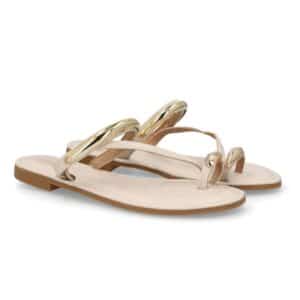 Sandalia plana elegante con detalle metálico