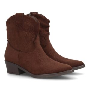 Botin campero casual con bordados en Café